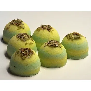 Koupelová sůl Šumivá bomba do koupele lipový květ 50g (Přírodní pěnivá bomba do koupele s avokádovým olejem a lipovým květem. Dozdobeno sušenými lipovými lístky a květy.)