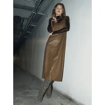 Dámské šaty Šaty Nu Denmark 8605-23 hnědé na ramínka z eko kůže Velikost: 38