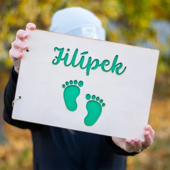 Fotoalbum Dřevěné fotoalbum se jménem a dětskými nožičkami