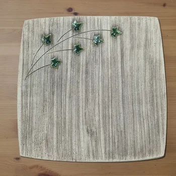 Keramický šamotový tác s břečťanem Velikost: 20x20 cm