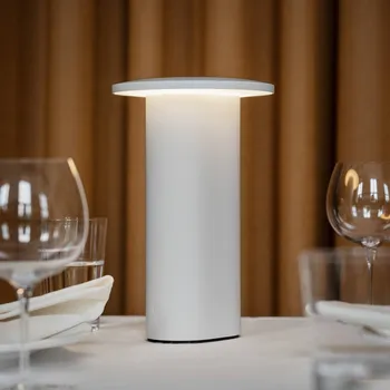 Lampička Fritz Hansen LED stolní lampa Solae, bílá, hliník, IP44 - Délka USB kabelu 200 cm 1 x 1,9 W LED - Doprava zdarma