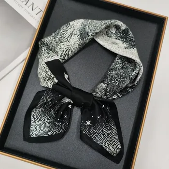 Šátek Hedvábný šátek Bájný měsíc stříbrný 68x68 cm v dárkovém balení, HEDVÁBNÝ SVĚT