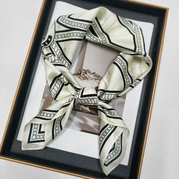 Šátek Hedvábný šátek černo-bílé podkovy 68x68 cm v dárkovém balení, HEDVÁBNÝ SVĚT