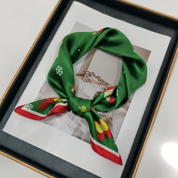 Šátek HEDVÁBNÝ SVĚT Veselé Vánoce zelený