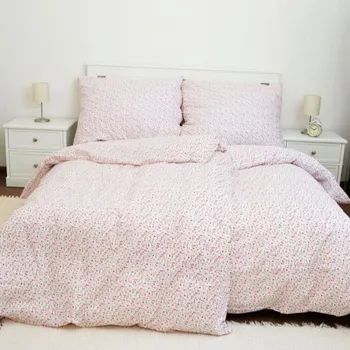 Povlečení Francouzské bavlněné povlečení Kvítky červené Zapínání: zip, Velikost polštáře: 2x50x70, Velikost přikrývky: 200x200 Šev uprostřed