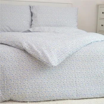 Povlečení Francouzské bavlněné povlečení Kvítky modré Zapínání: zip, Velikost polštáře: 2x50x70, Velikost přikrývky: 240x220 Šev uprostřed