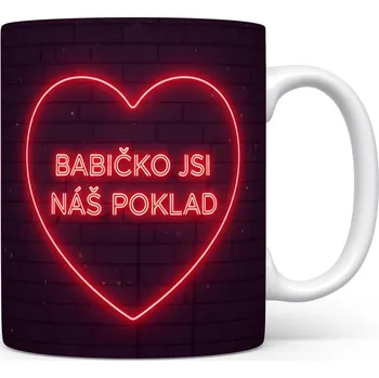 Hrnek BABIČKO JSI NÁŠ POKLAD – zářivý neonový design na cihlové zdi.
