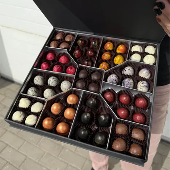 Čokoláda Chocolenka Luxusní dárková krabička pralinek a kuliček 60 ks