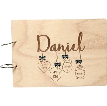 Fotoalbum Dřevěné album pro mimi - s údaji o narození Vyber typ vazby: Dva doplňovací kroužky (sříbrné), Barva mašliček: Růžová, Barva vnitřních papírů: Bílá