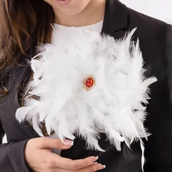 Brož Efektní Velká brož z bílých per s červeným kamenem ozdoba