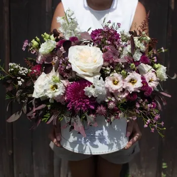 umělá květina Světle-tmavý flower box (kontrast světlých a tmavých odstínů) Luxusní kytice
