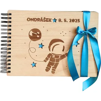 Fotoalbum Dřevěné Fotoalbum Kosmonaut Vyber typ vazby: Dva doplňovací kroužky (sříbrné), Barva hvězdiček: Růžová, Barva vnitřních papírů: Grafitová