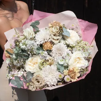umělá květina Pudrová (Kytice ve světlých odstínech bílé/růžové/hnědé) Luxusní kytice