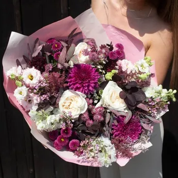 umělá květina Světle-tmavá (Kytice v kontrastech světlých a tmavých odstínů) Luxusní kytice