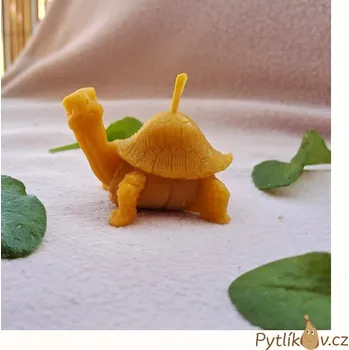 Svíčka Svíčka Želva 100% včelí vosk (Tato svíčka byla vyrobena ručně z pravého včelího vosku vyčištěného do nejvyšší možné kvality.)