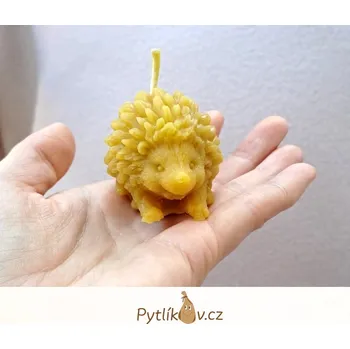 Svíčka Svíčka Ježek 100% včelí vosk (Tato svíčka byla vyrobena ručně z pravého včelího vosku vyčištěného do nejvyšší možné kvality.)