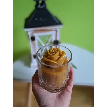 Svíčka Svíčka Růže ve skle velká 100% včelí vosk (Tato svíčka byla vyrobena ručně z pravého včelího vosku vyčištěného do nejvyšší možné kvality.)