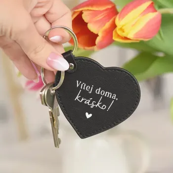 Přívěsek Kožená klíčenka Srdce - Vítej doma, krásko! (Originální klíčenka ve tvaru srdce z pravé kůže! Protože pro vás vymýšlíme stále zajímavější dárky, vytvořili jsme tyto srdcové klíčenky s oblíbenými texty.)
