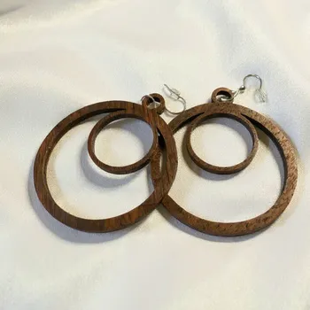 Dřevěná hračka Dřevěné kruhy - tmavé dřevo