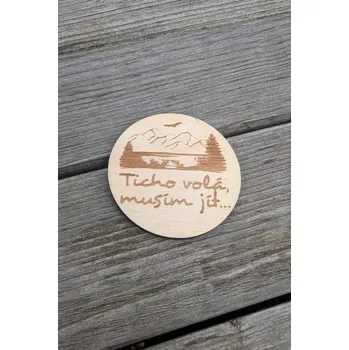 Dřevěná magnetka s nápisem Text: Ticho volá, musím jít