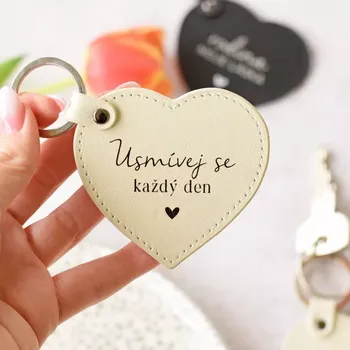 Přívěsek Kožená klíčenka Srdce - Usmívej se každý den. (Originální klíčenka ve tvaru srdce z pravé kůže! Protože pro vás vymýšlíme stále zajímavější dárky, vytvořili jsme tyto srdcové klíčenky s oblíbenými texty.)