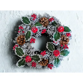 Věnec Vánoční věnec s cesmínou, šiškami a umělým sněhem, 30 cm