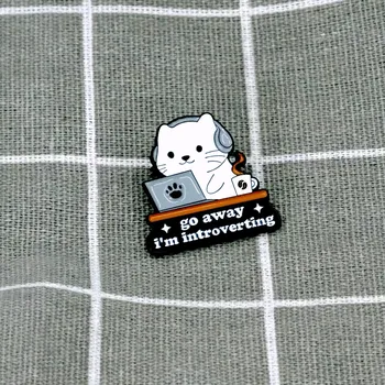 Bílá kočka u počítače - Go away I´m introverting / Jdi pryč, mám svůj introvertní čas