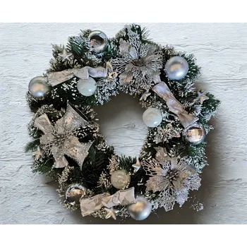 Věnec Vánoční věnec na dveře se stříbrnou dekorací a umělým sněhem, 50 cm