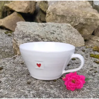 Kapučínové keramické hrníčky s červeným srdíčkem varianta: bez podšálku