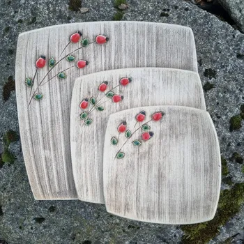 Keramický šamotový tác se šípkem Velikost: 32x32 cm