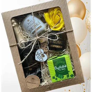 Dárkový potravinový koš Dárkový balíček lásky a štěstí – Mini Bohemia sekt, hrnečky Dokonalý, klíčenky I love you, čtyřlístek a mýdlová růže