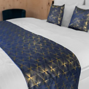 Přehoz na lůžko Sametový přehoz/běhoun na postel Isabela IBL-011 Rose Gold trojúhelníky na královsky modrém Na míru