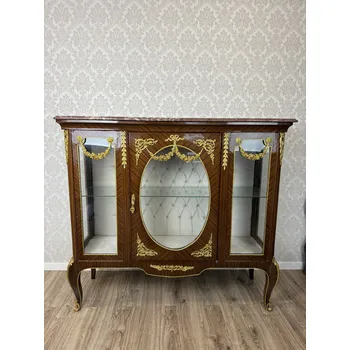 Vinotéka Starožitná prosklená vitrína s mramorovou deskou a bronzovými aplikacemi
