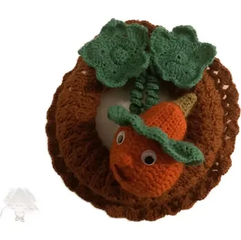Věnec Dubový skřítek Háčkovaný věneček s Dýňovým skřítkem – podzimní kouzlo