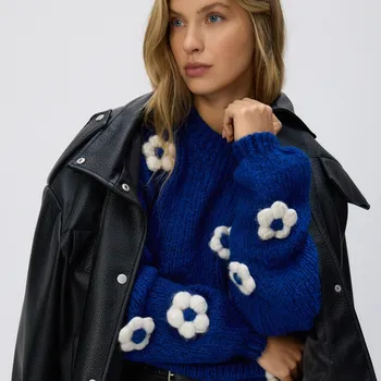 Dámský svetr Reserved - Svetr s květinovou nášivkou - tmavomodrá - 733II-59X - 733II-59X-S