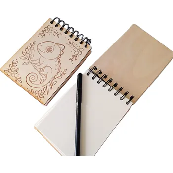 Dary dřeva Dřevěný zápisník A6 s gravírováním – chameleon na větvi