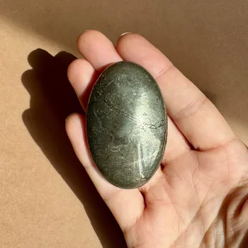 Drahý kámen Oválek pyrit leštěný minerál