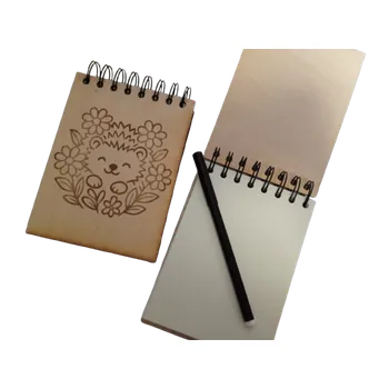 Dary dřeva Dřevěný zápisník A6 s gravírováním – ježek