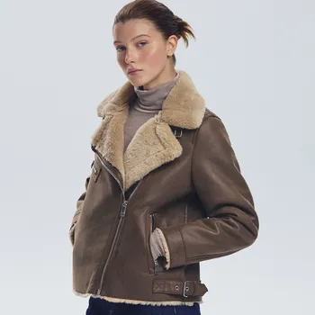 Dámský kabát Reserved - Koženkový kabát zakončený umělým beránkem - béžová - 755HD-80X - 755HD-80X-L