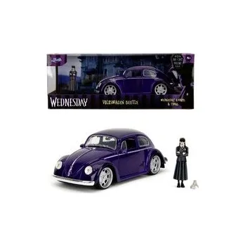 Plastikový model Wednesday auto 1972 VW Beetle 1:24 a figurka Wednesday