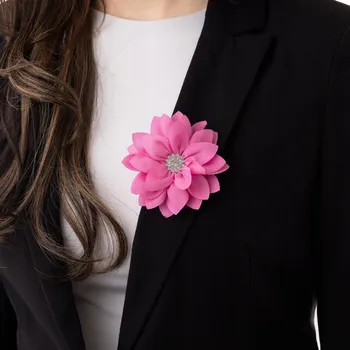 Brož Brož, ozdobná sponka ve tvaru růžové květiny s цирконами, ozdoba na sako Little Angel