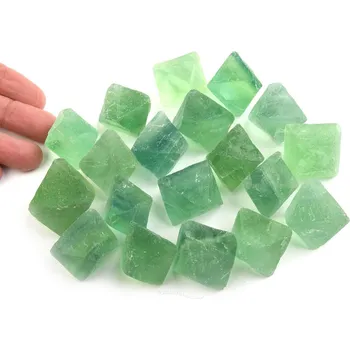 Přírodní kámen Fluorit zelený větší oktaedr (Čína)