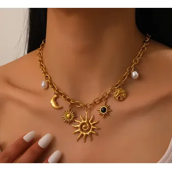 Náhrdelník B-TOP Pozlacený náhrdelník z nerezové oceli se slunečními motivy, měsícem a perlami