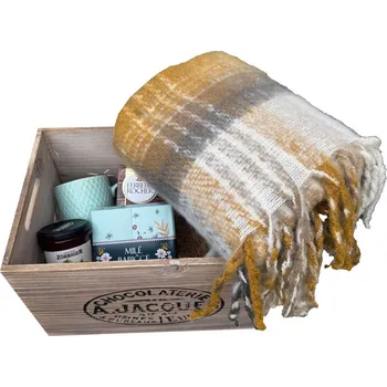 Dárkový potravinový koš Dřevěný dárkový box s dekou pro babičku