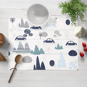 prostírání Dětské bavlněné prostírání na stůl Sandra SA-685 Modrá auta mezi stromy na bílém 30x40 cm