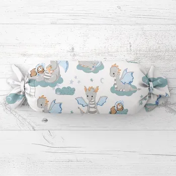 Dekorativní polštářek Dětský polštář válec bonbon Sandra SA-689 Dráčci s medvídky na modrozelených obláčcích na bílém 15x40 cm