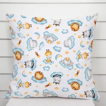 Povlak na dekorativní polštářek Dětský bavlněný povlak na polštář Sandra SA-693 Africká zvířátka na modrých obláčcích na bílém 35 x 45 cm
