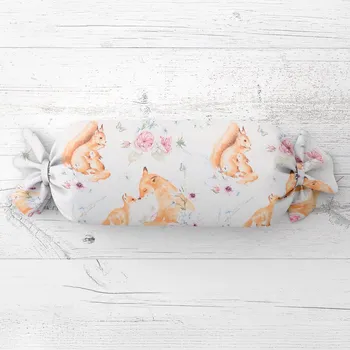 Dekorativní polštářek Dětský polštář válec bonbon Sandra SA-694 Veverky a lišky mezi květinami na bílém 15x40 cm