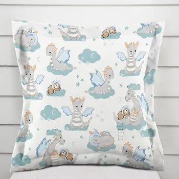 Povlak na dekorativní polštářek Dětský bavlněný povlak na polštář s lemem Sandra SA-689 Dráčci s medvídky na modrozelených obláčcích na bílém 50 x 60 cm