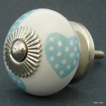 Nábytkové kování Nábytková úchytka bílá se světlemodrými srdíčky 3,7 cm - knopka